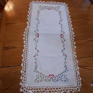 Embroidered Table Runner/Hearts & Vines